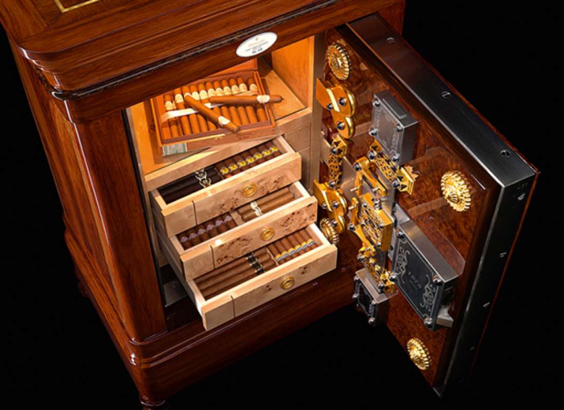 Антикварный сейф 1878 года