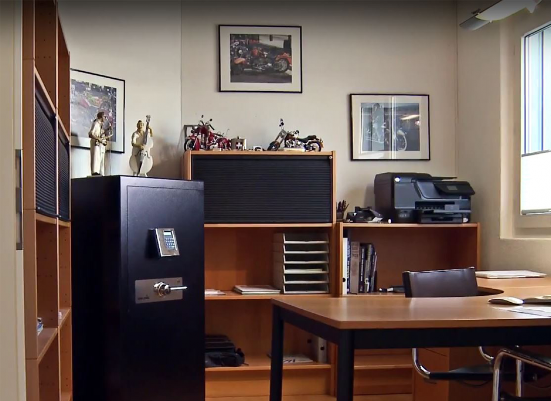 Сейф WALDIS в офисе