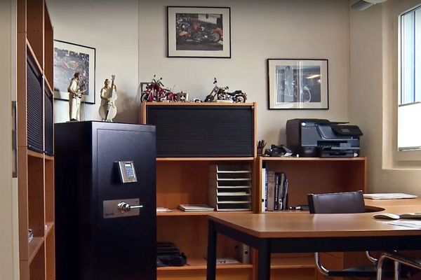 Сейф WALDIS в офисе