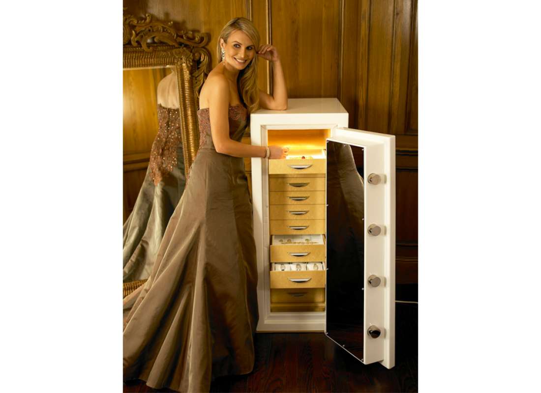 Ювелирный сейф в загородном доме