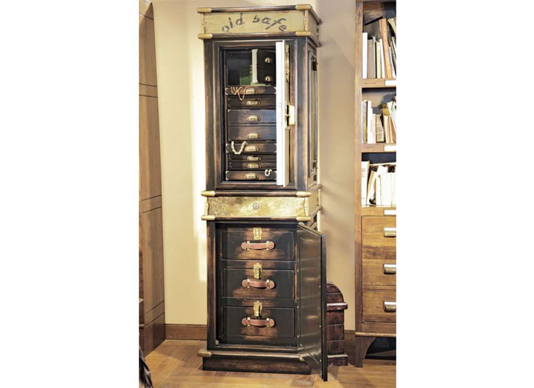 Старинный сейф в интерьере
