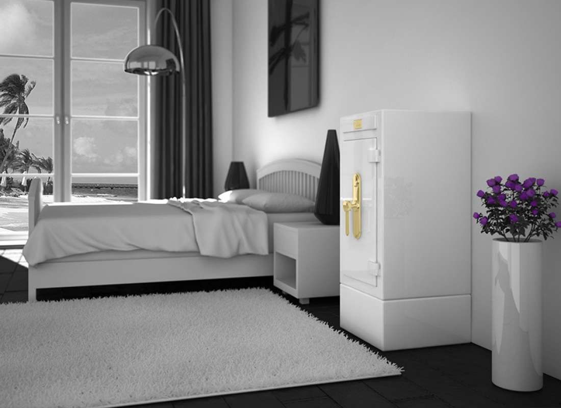 Белый сейф в спальне