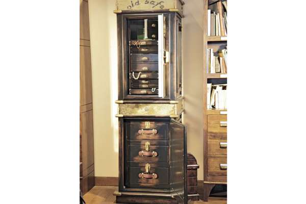 Старинный сейф в интерьере