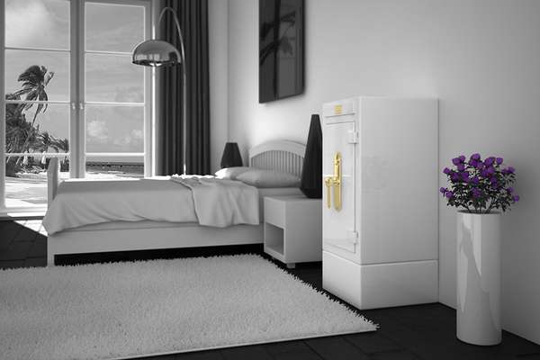 Белый сейф в спальне