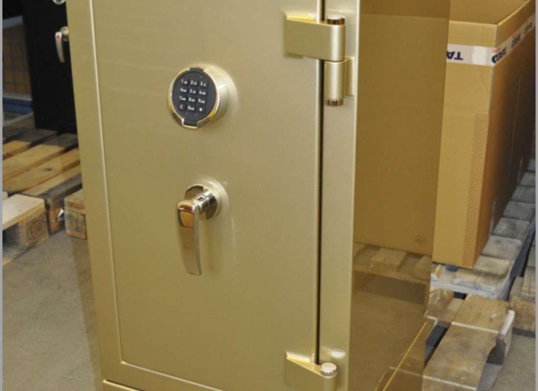 Сейф Maestro II золотого цвета