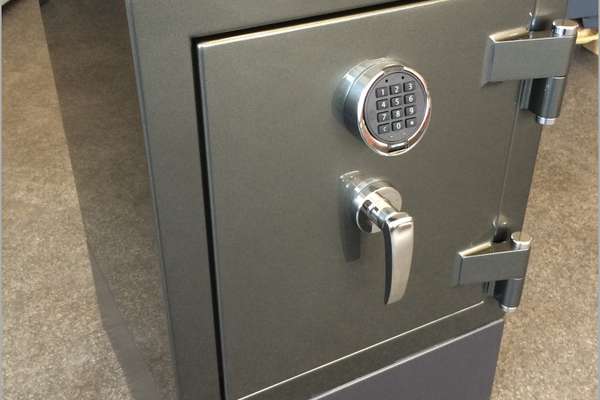 Маленький серый сейф Maestro I