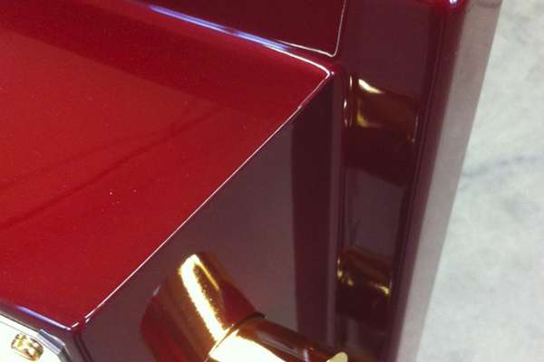 Эксклюзиное лаковое покрытие и золочение сейфов TARGO