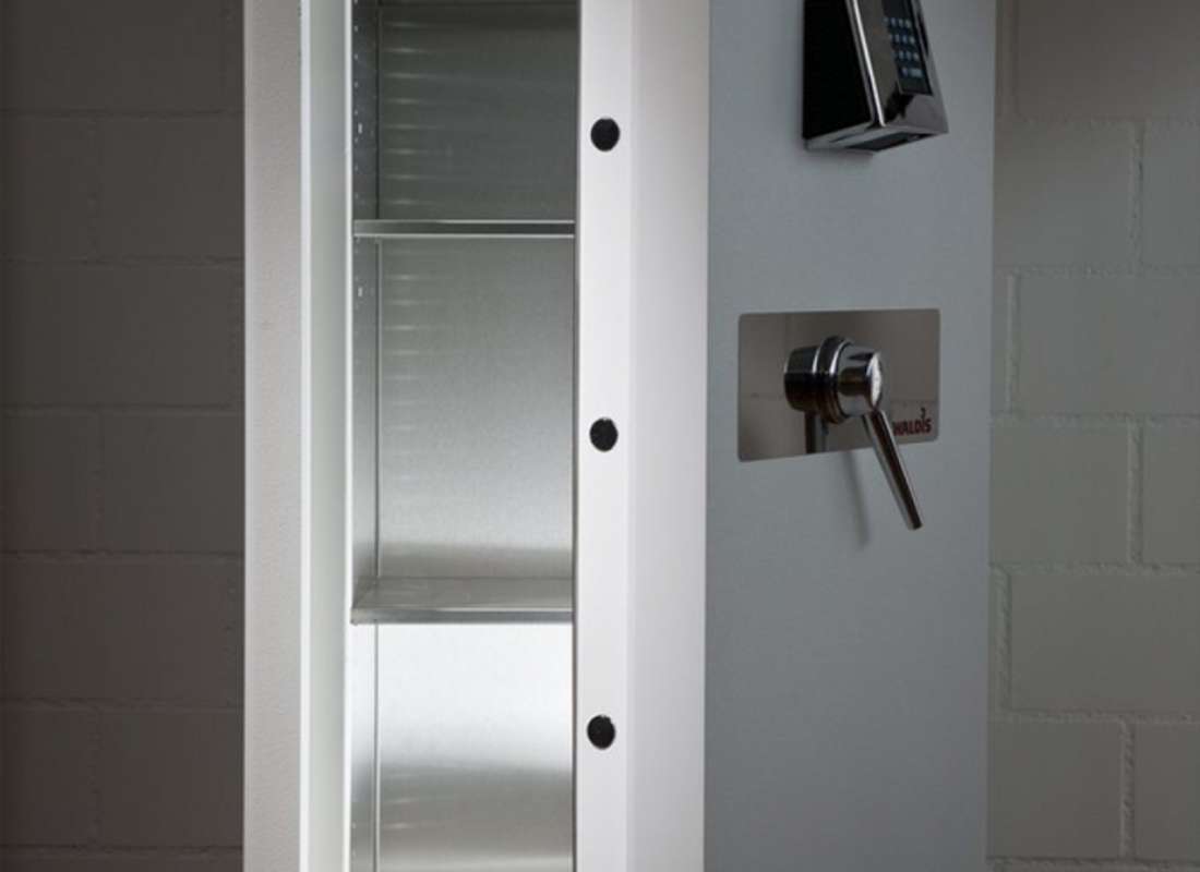 Большой белый сейф из Швейцарии