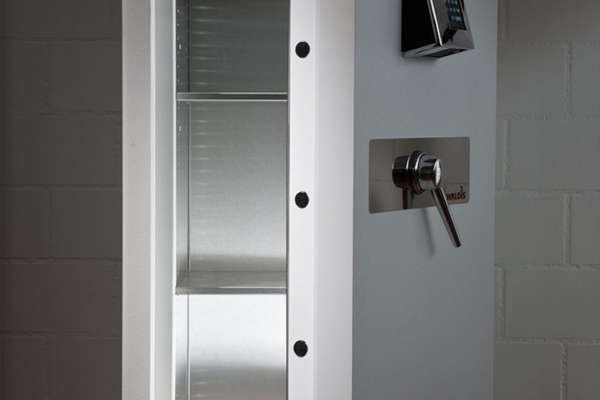 Большой белый сейф из Швейцарии