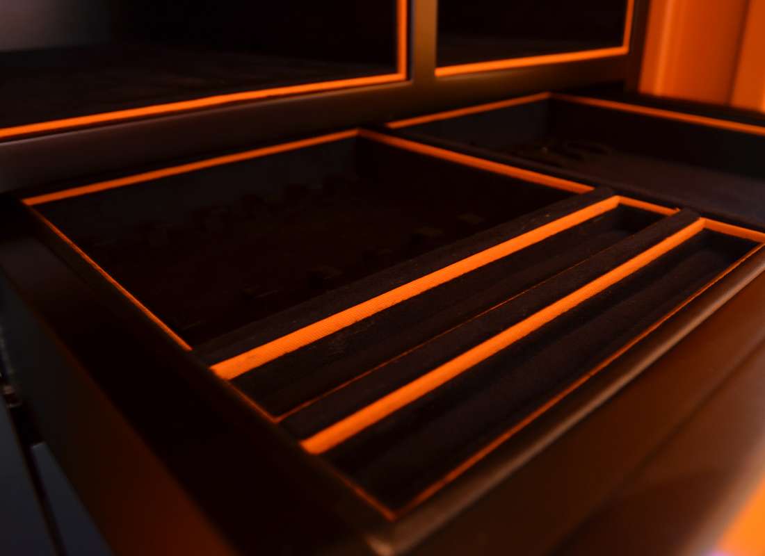 Ящики в дизайнерском сейфе