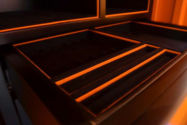 Ящики в дизайнерском сейфе